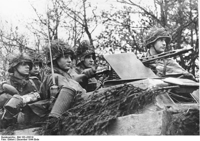 Немецкие солдаты в бронетранспортере в Арденнах