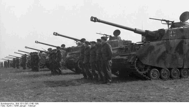 Экипажи танков Pz Kpfw IV 12-й танковой дивизии СС «Гитлерюгенд»