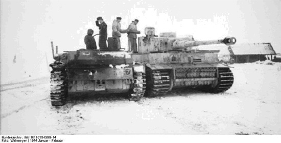 Тяжелый танк «Тигр» получает боеприпасы от транспортера